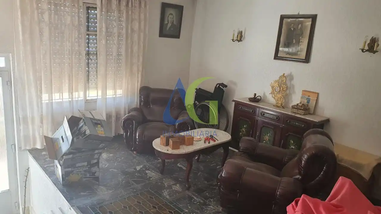 Sala d'estar de Casa o xalet en venda en León Capital  amb Calefacció, Jardí privat i Terrassa