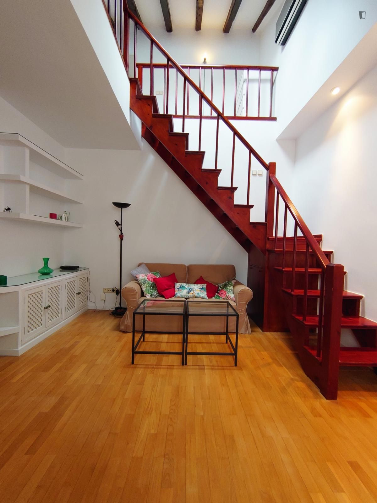 Study to rent in Cortes - Huertas