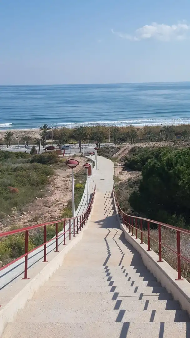 Vista exterior de Apartament en venda en Elche / Elx amb Aire condicionat, Calefacció i Jardí privat