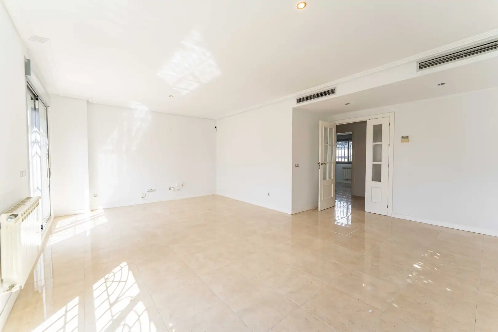 Sala d'estar de Casa adosada en venda en Arroyomolinos (Madrid) amb Aire condicionat, Calefacció i Jardí privat