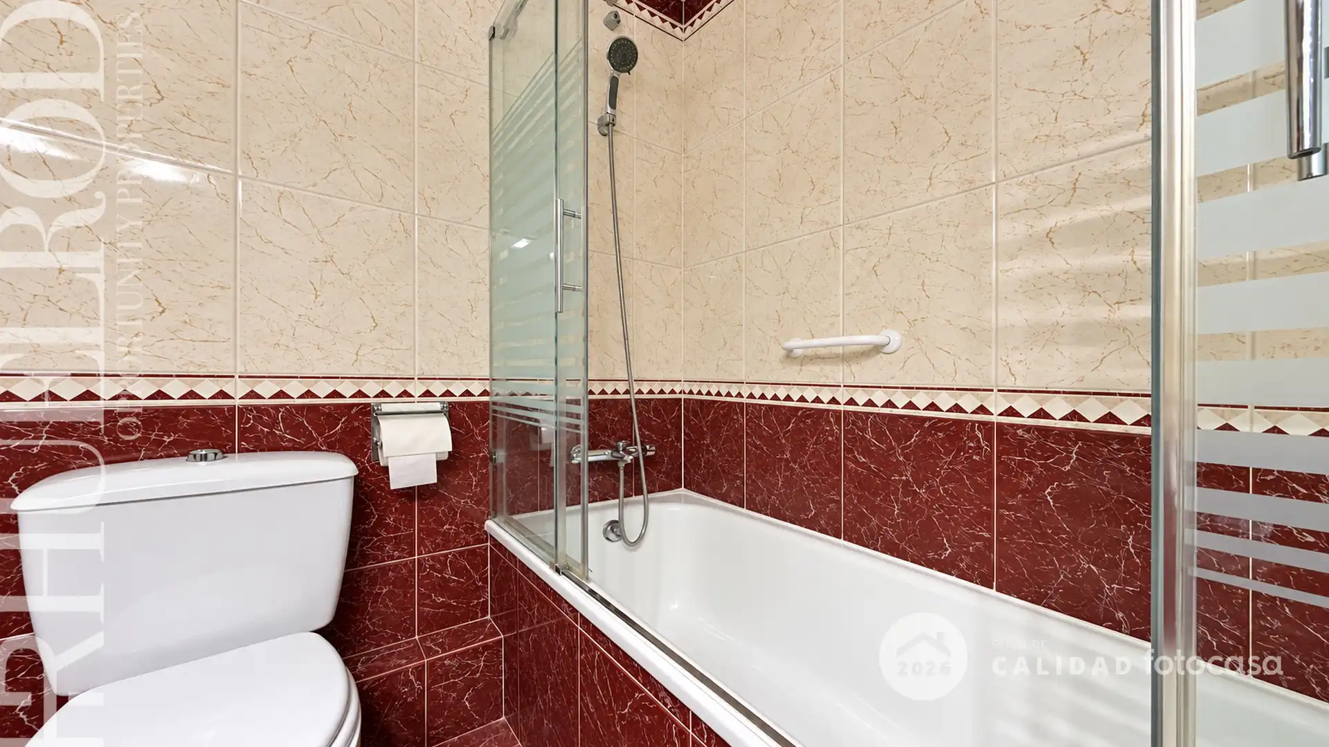 Baño de Casa adosada en venta en Cerdanyola del Vallès con Aire acondicionado, Calefacción y Jardín privado