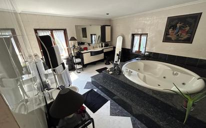 Bany de Casa o xalet en venda en Corvera de Asturias amb Terrassa i Traster