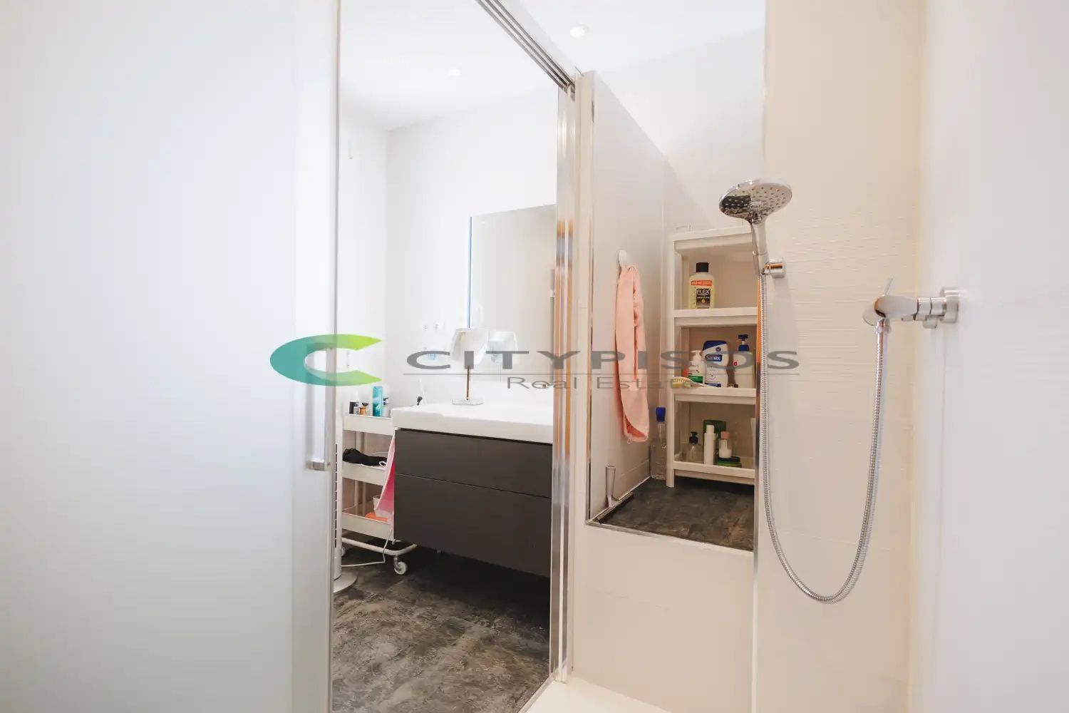 Bathroom of Flat for sale in Barcelona  with Air Conditioner and Oven