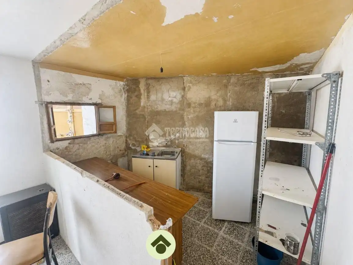 Cuina de Casa adosada en venda en Bujalance amb Aire condicionat, Parquet i Moblat