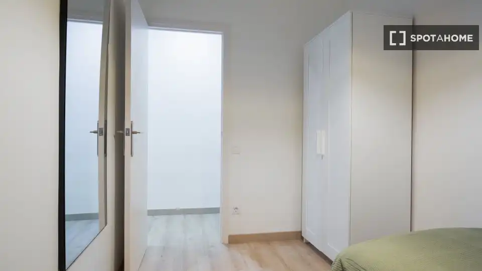 Dormitori de Apartament per a compartir en Barcelona amb Aire condicionat, Calefacció i Terrassa