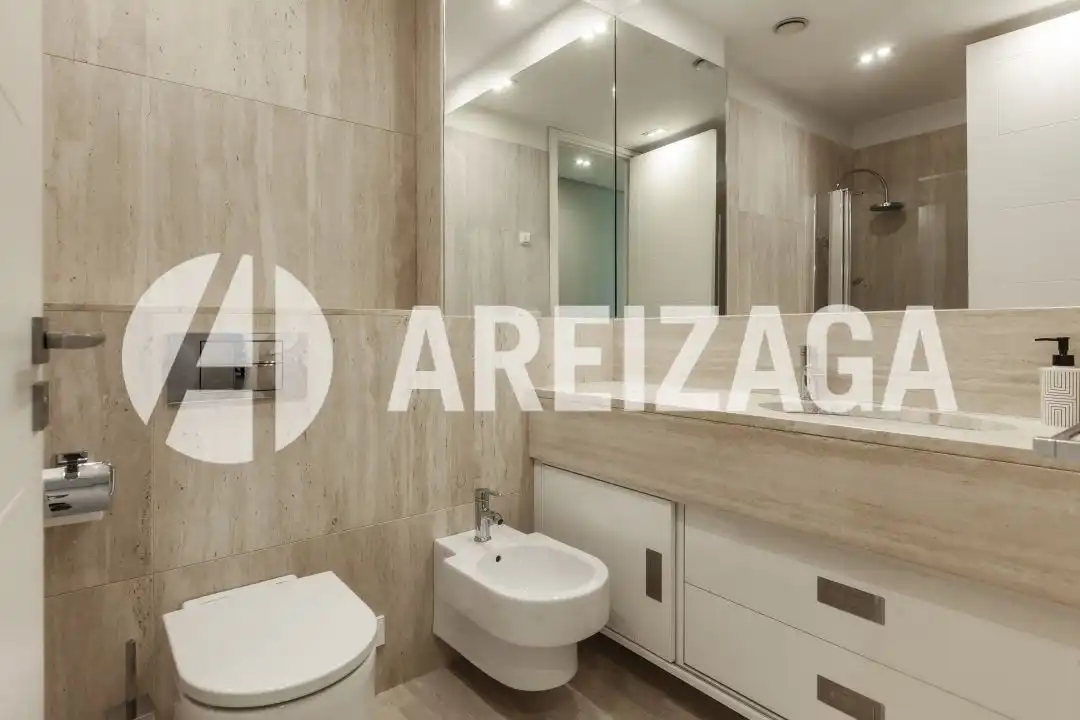 Baño de Piso en venta en Donostia - San Sebastián  con Calefacción, Terraza y Balcón