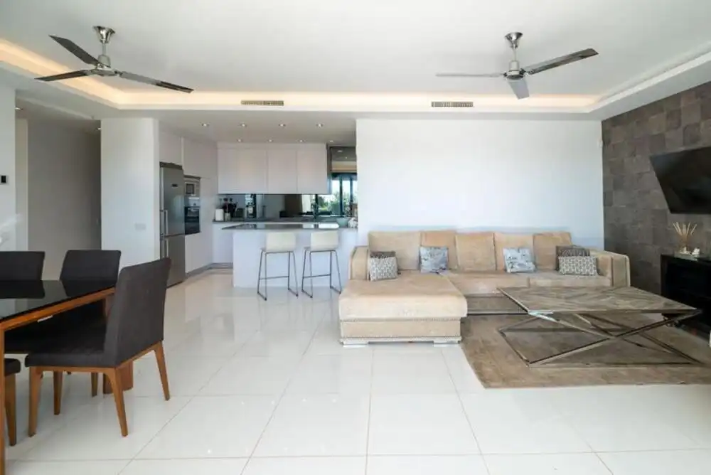 Sala de estar de Planta baja de alquiler en Benahavís con Aire acondicionado, Terraza y Piscina