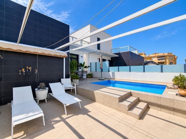 Casa aparellada amb piscina en venda a Formentera del Segura
