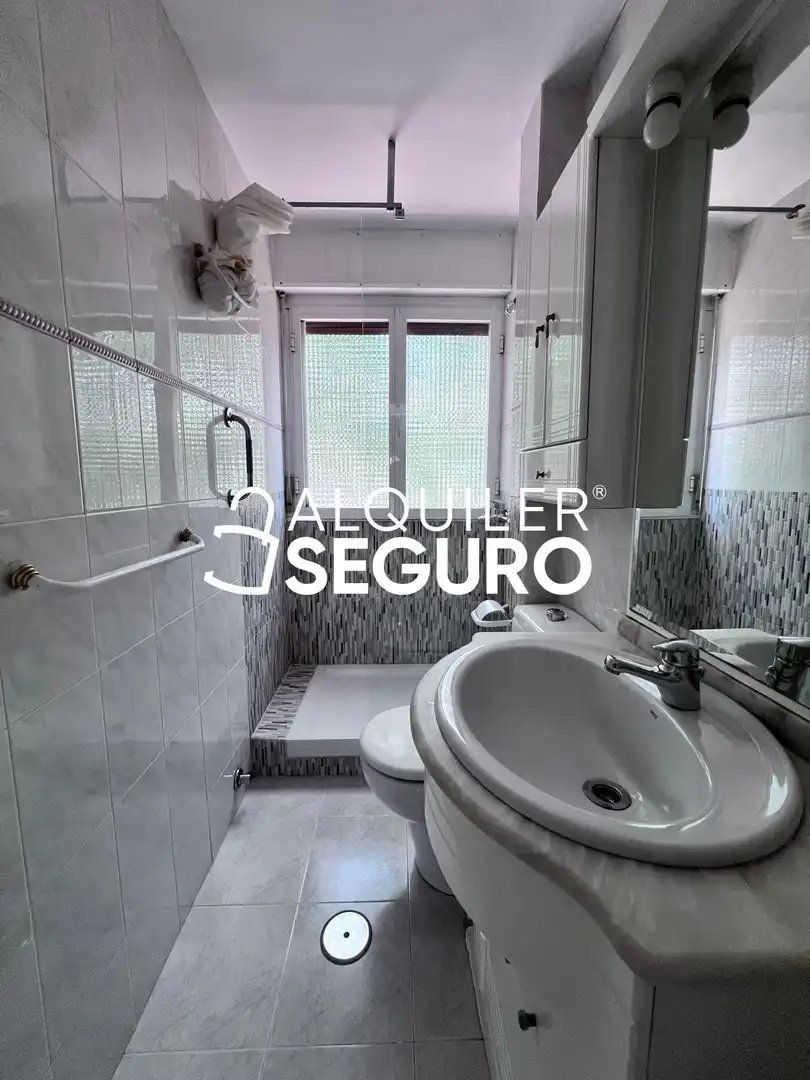 Baño de Piso de alquiler en Madrid con Aire acondicionado, Calefacción y Amueblado