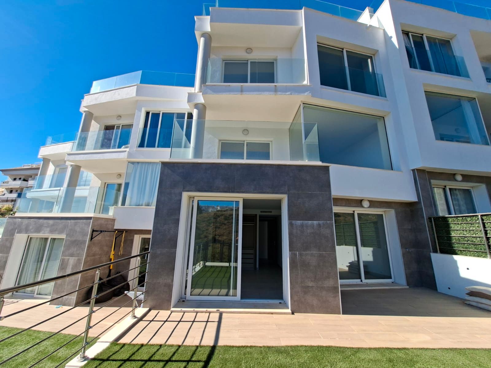 Exterior view of Single-family semi-detached for sale in Fuengirola  with Air Conditioner, Private garden and Terrace