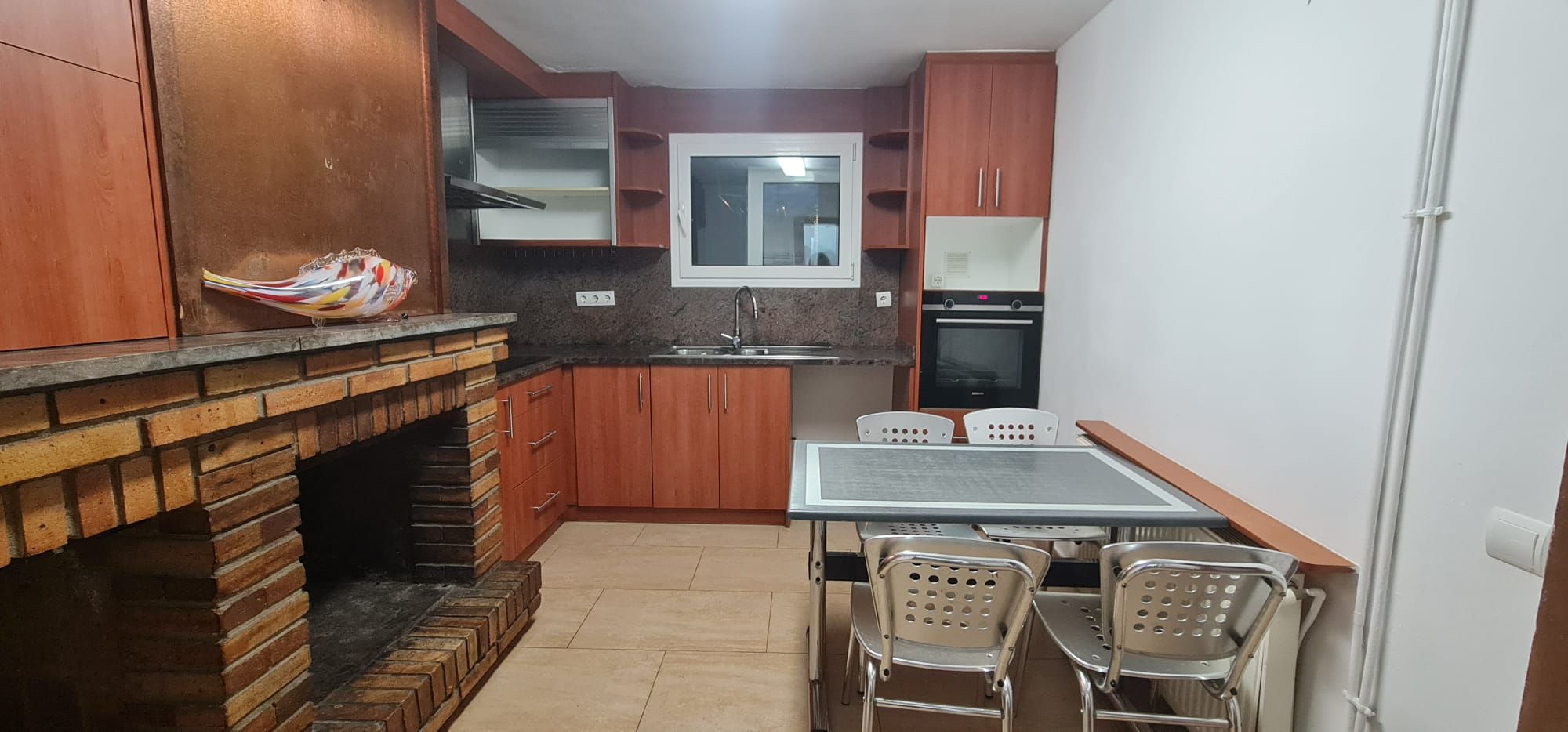 Cuina de Casa adosada en venda en Porqueres amb Calefacció, Forn i Alarma