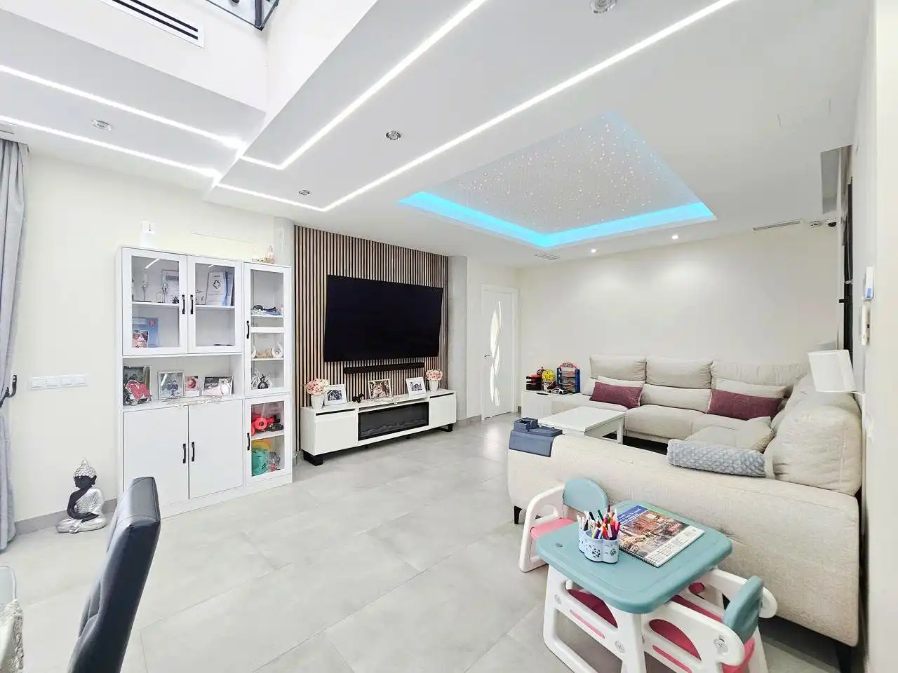 Sala d'estar de Casa o xalet en venda en Alcalá de Guadaira amb Aire condicionat, Jardí privat i Terrassa