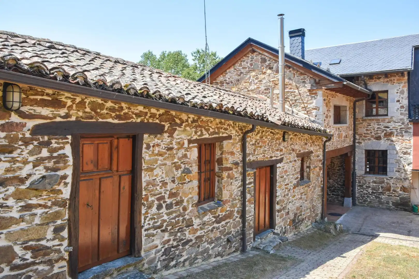 Vista exterior de Finca rústica en venda en Riello amb Calefacció