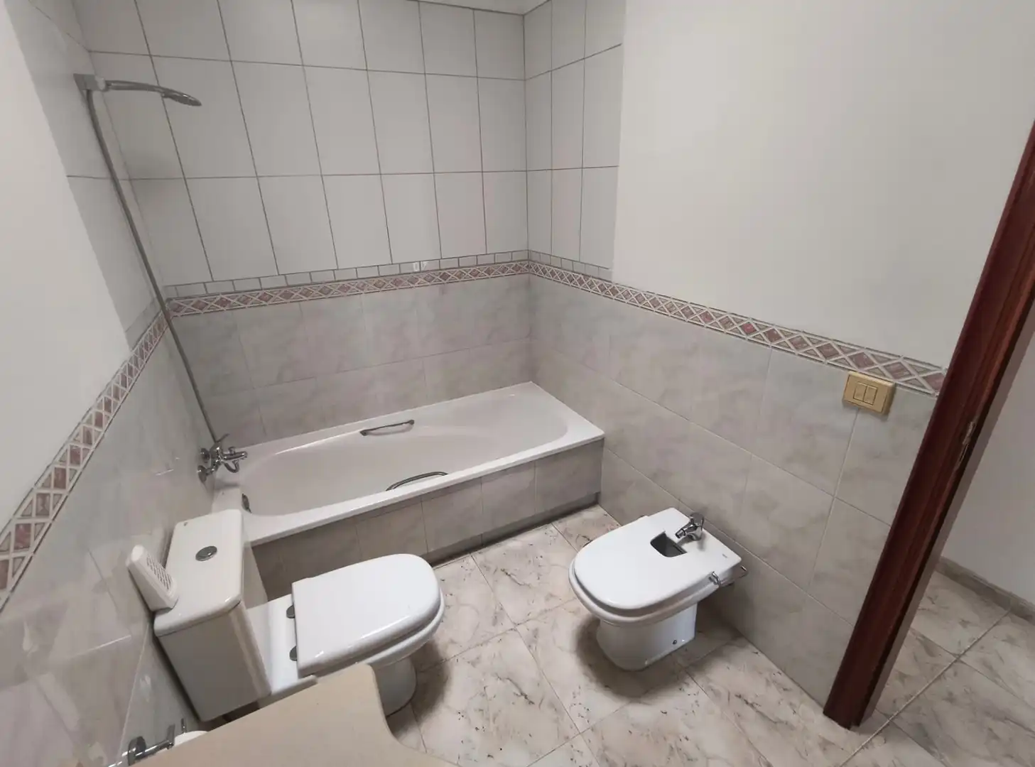 Badezimmer von Einfamilien-Reihenhaus zum Verkauf in Puerto de la Cruz mit Abstellraum, Ofen und Balkon