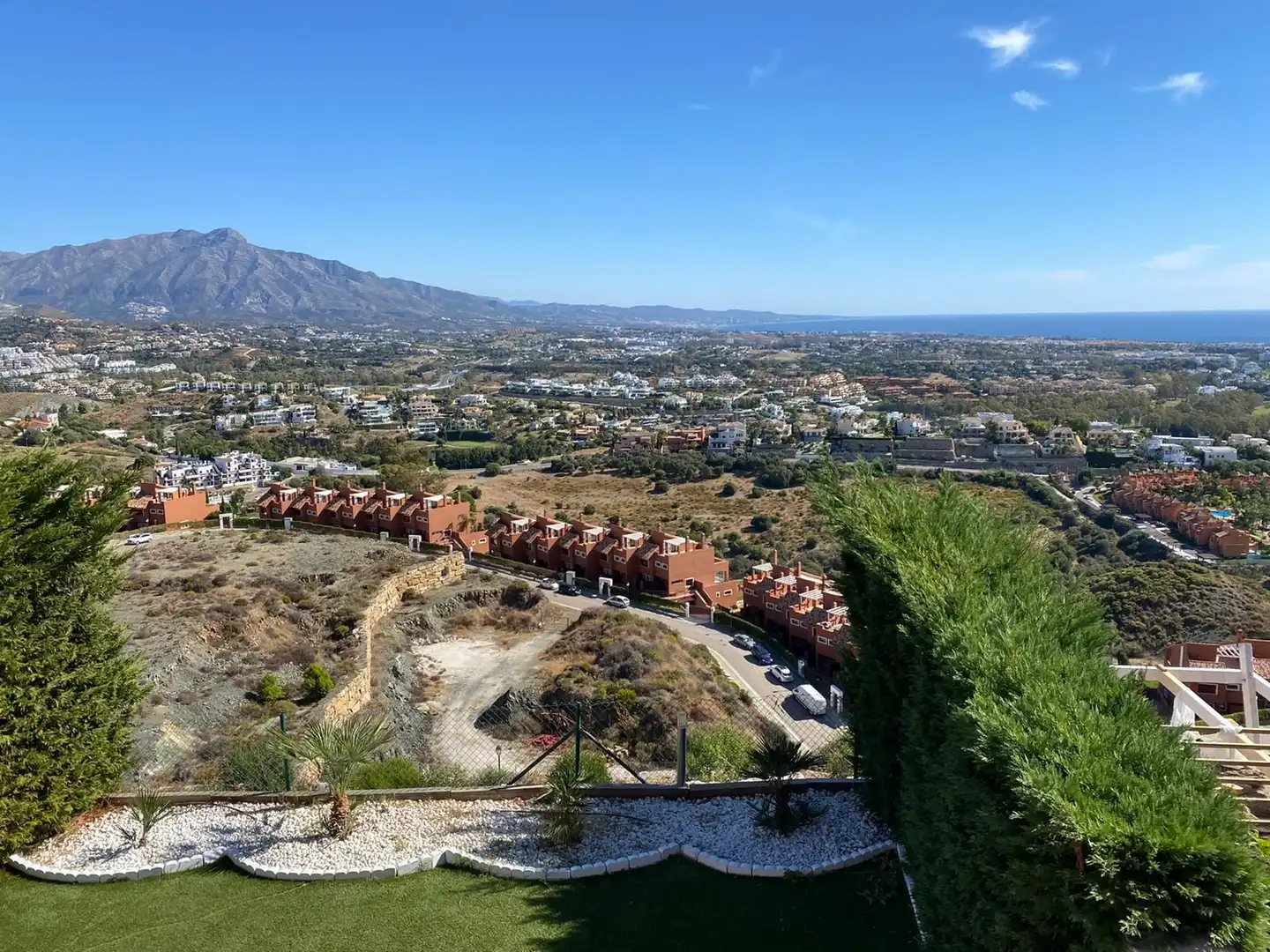 Vista exterior de Casa adosada de alquiler con opción a compra en Benahavís con Aire acondicionado, Terraza y Trastero