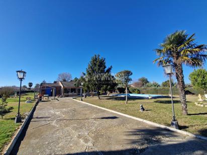 Vista exterior de Casa o xalet en venda en Husillos  amb Traster i Piscina