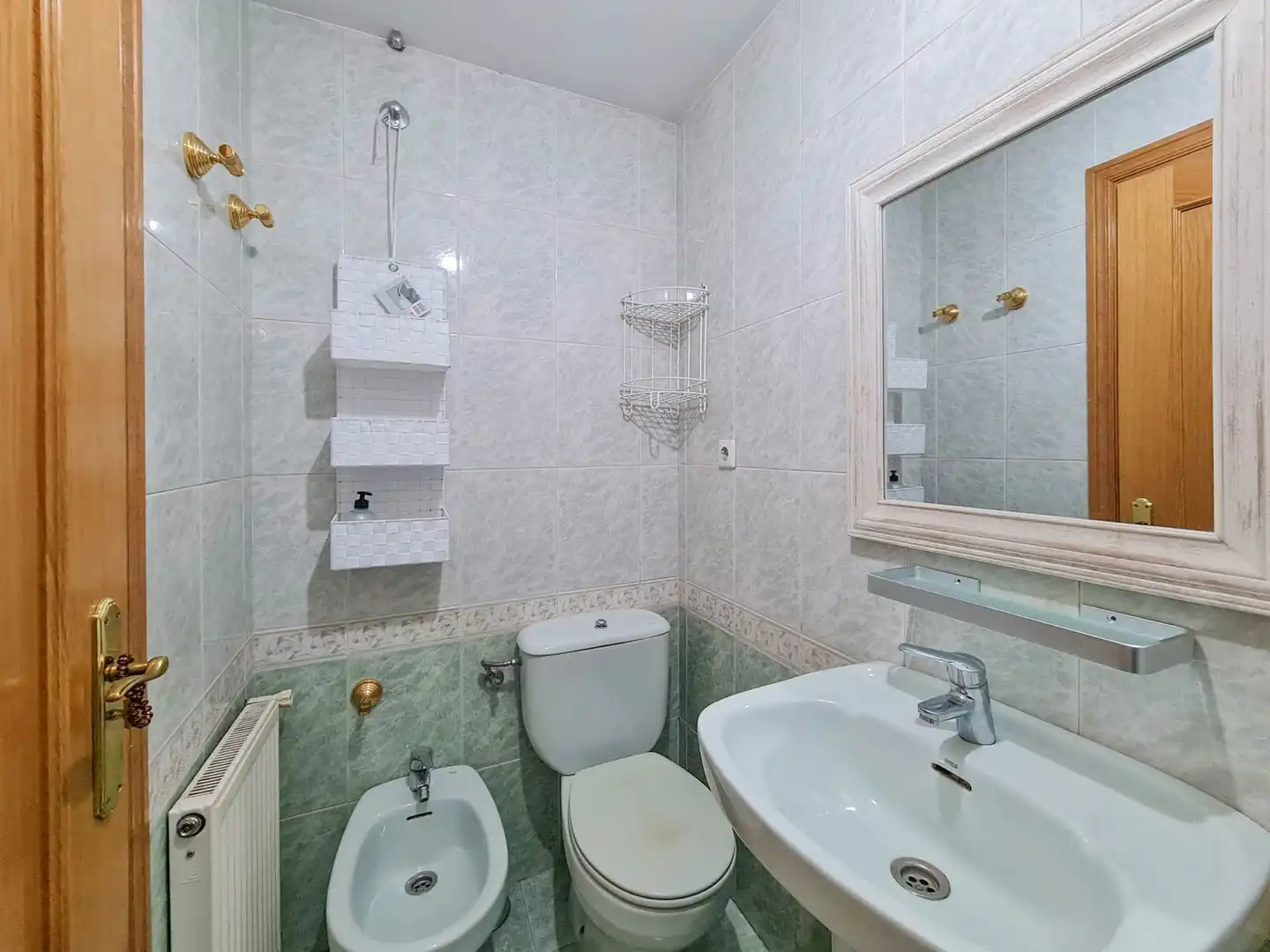 Bany de Apartament de lloguer en Madrid amb Calefacció, Parquet i Forn