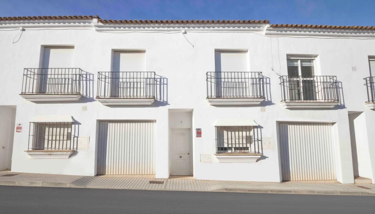 Vista exterior de Casa adosada en venda en La Palma del Condado amb Terrassa