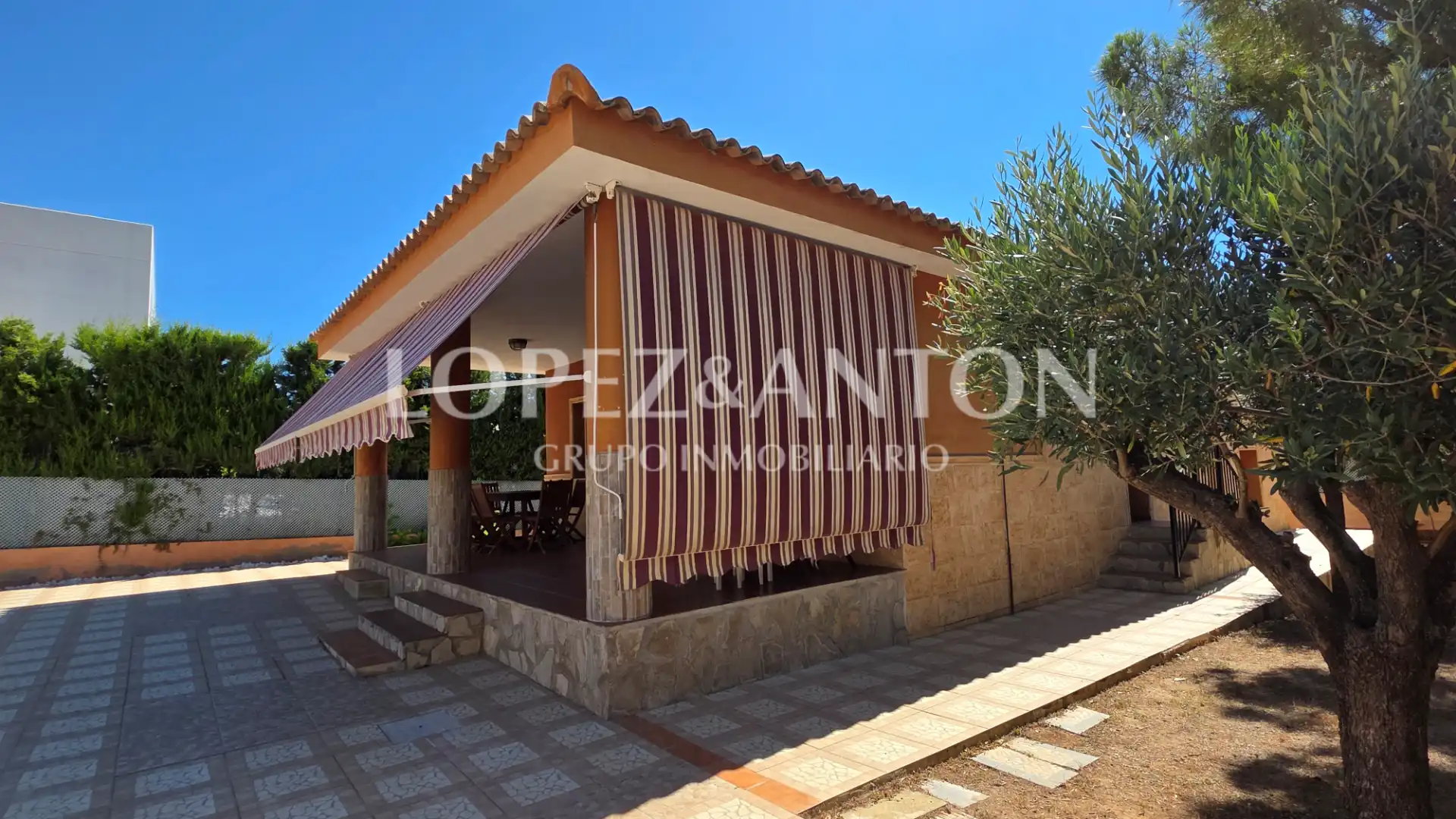Vista exterior de Casa o xalet en venda en L'Eliana amb Aire condicionat, Calefacció i Jardí privat