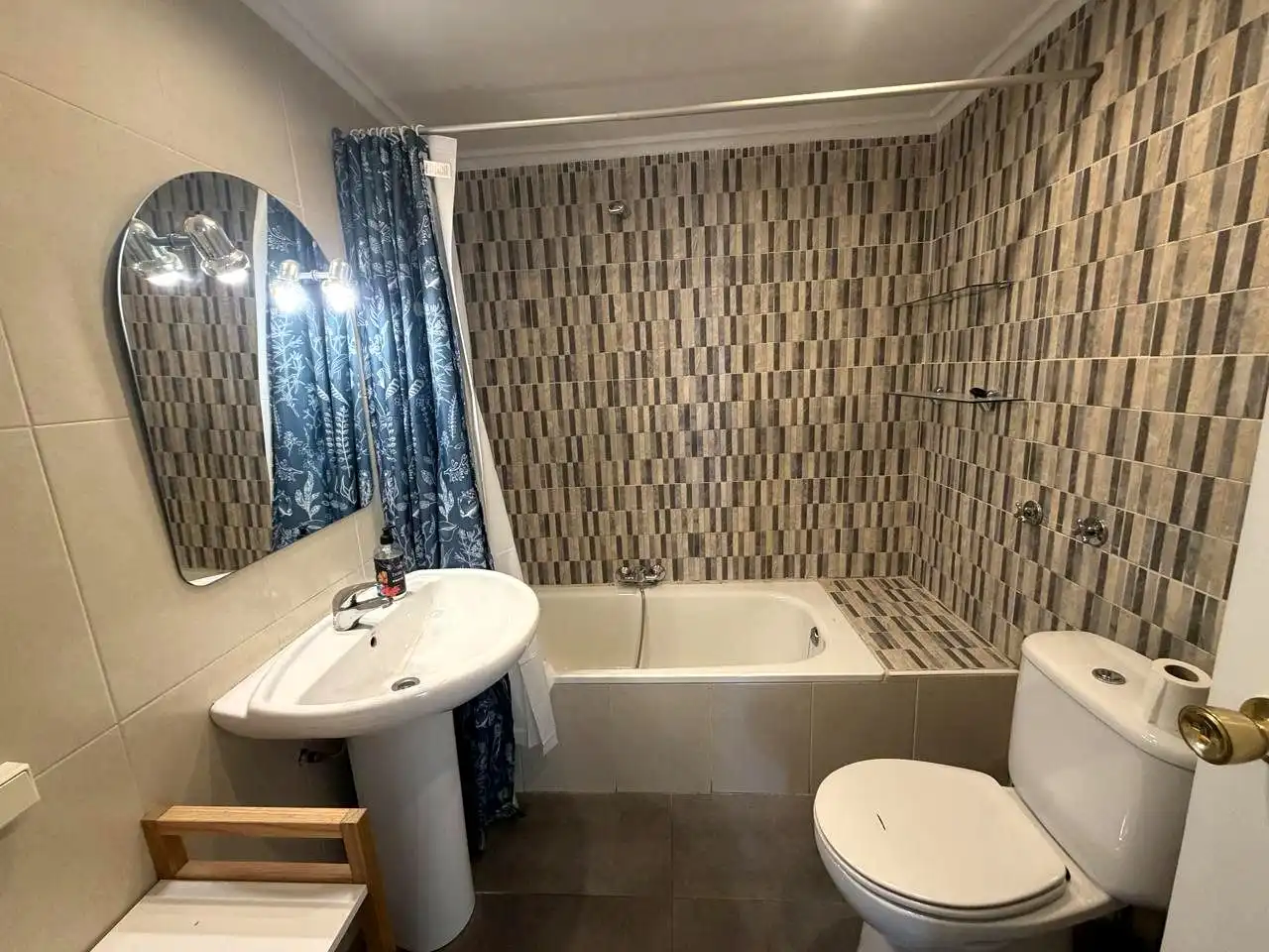 Room in Calle Marqués de la Ensenada, Residencia