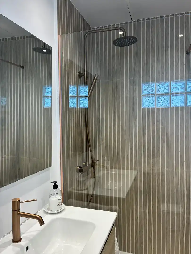 Baño de Dúplex de alquiler en Rota con Aire acondicionado, Jardín privado y Piscina