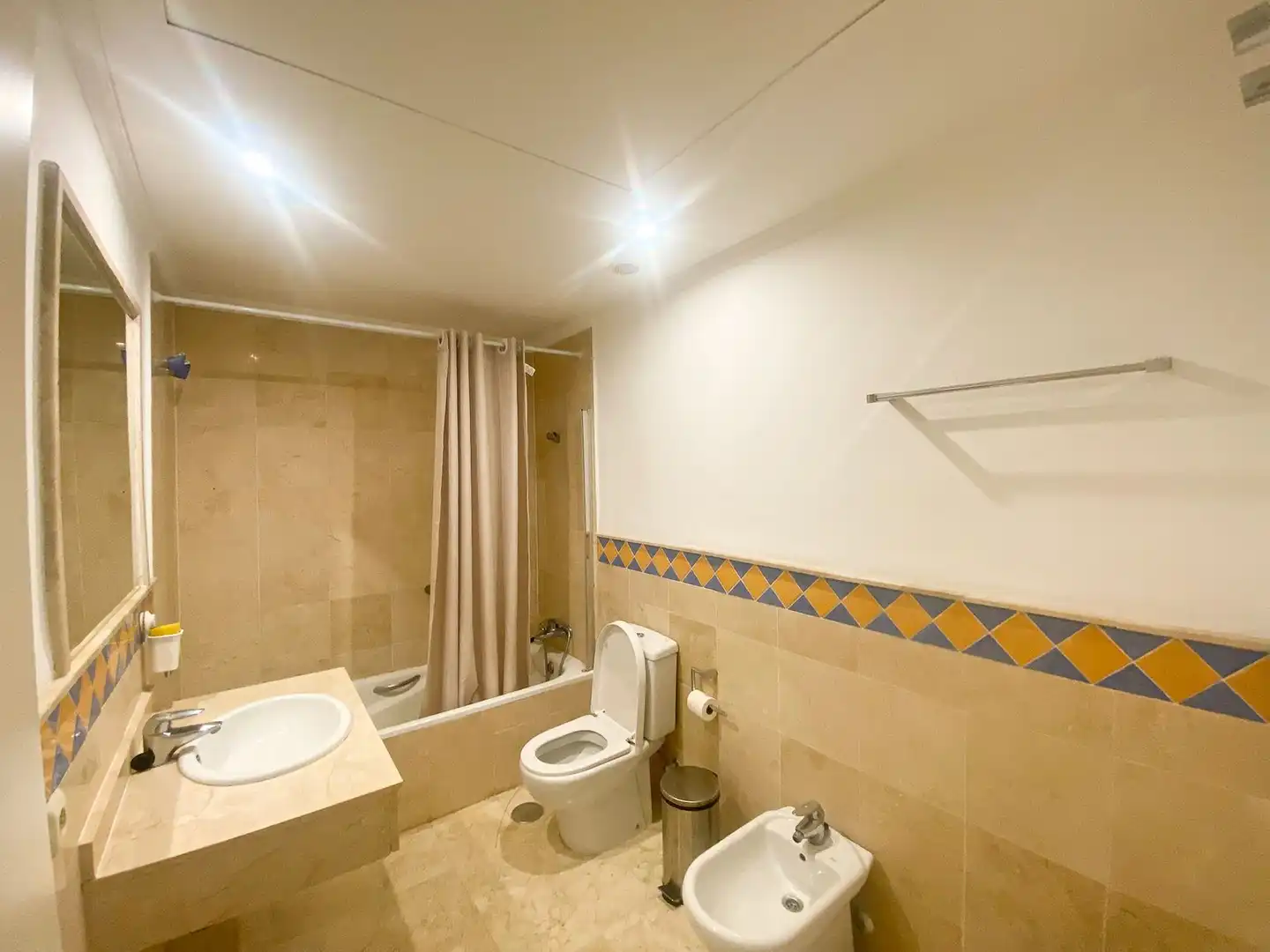 Baño de Apartamento en venta en Marbella con Terraza y Piscina comunitaria
