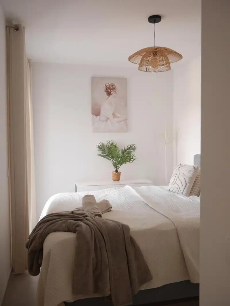 Habitación de Apartamento de alquiler en Estepona con Aire acondicionado, Terraza y Piscina