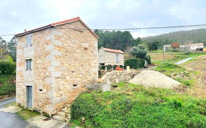 Vista exterior de Casa o xalet en venda en Laxe amb Calefacció, Jardí privat i Terrassa