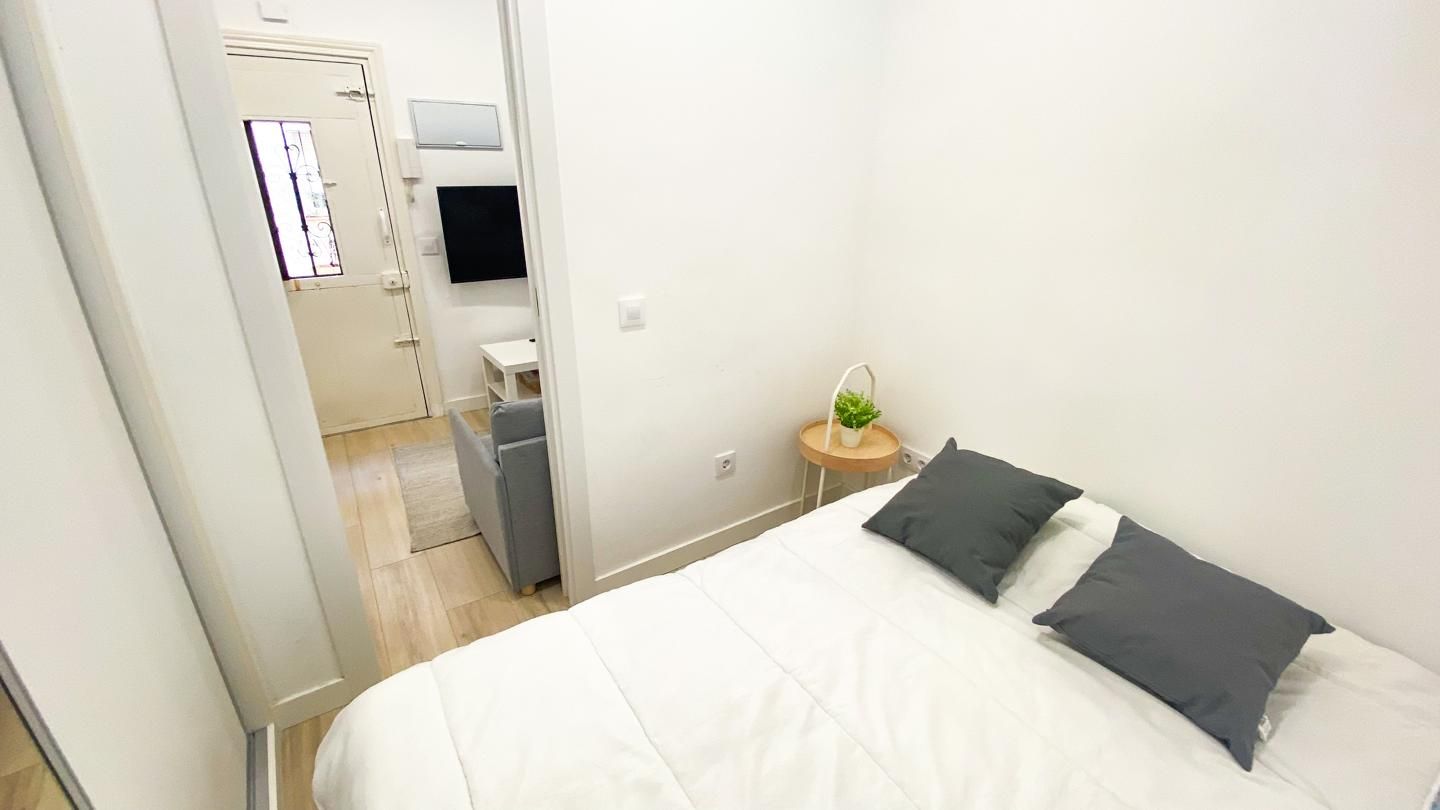 Dormitori de Planta baixa per a compartir en  Madrid Capital amb Aire condicionat i Moblat