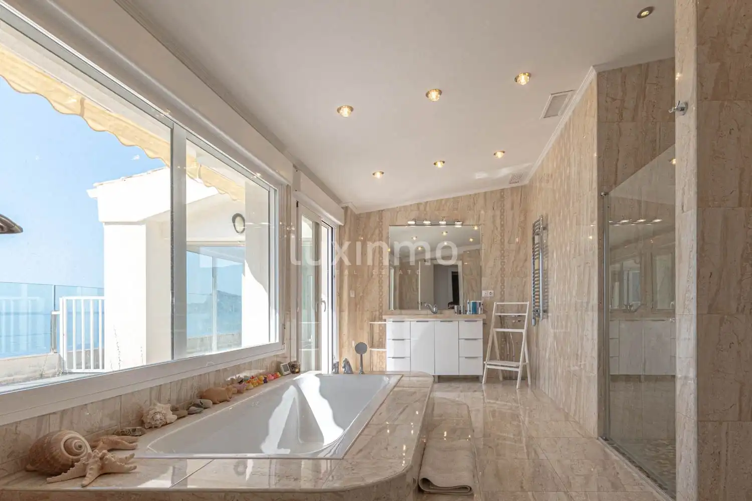 Badezimmer von Dachboden zum Verkauf in Altea mit Klimaanlage, Heizung und Privatgarten
