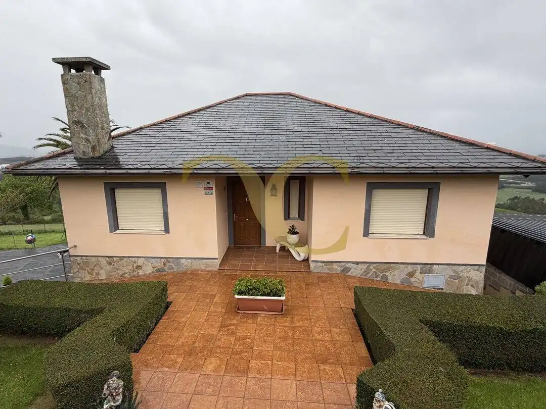Vista exterior de Casa o xalet en venda en Navia amb Calefacció, Jardí privat i Traster