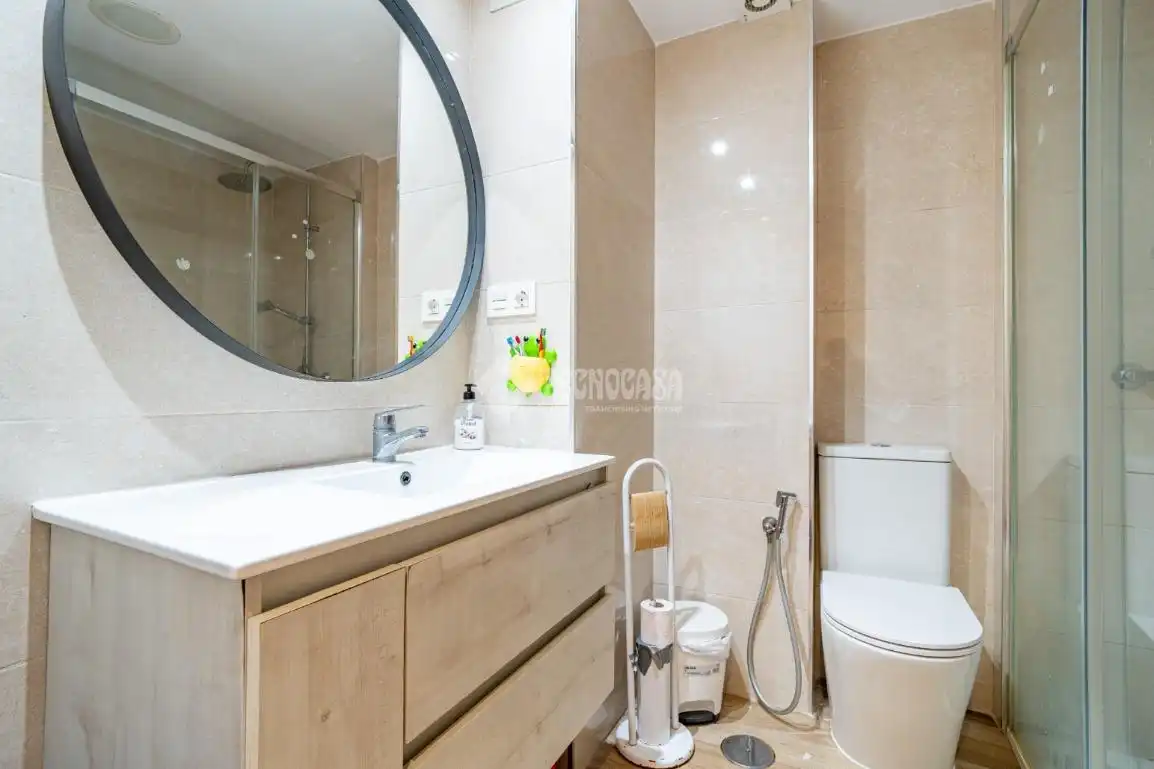 Bathroom of Flat for sale in Granada  with Air Conditioner, Heating and Terrace