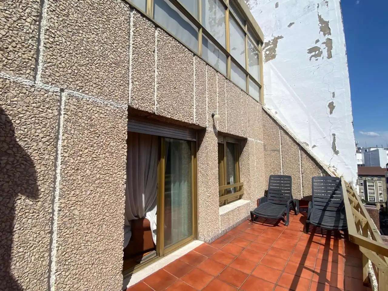 Vista exterior de Àtic en venda en León Capital  amb Calefacció, Parquet i Terrassa
