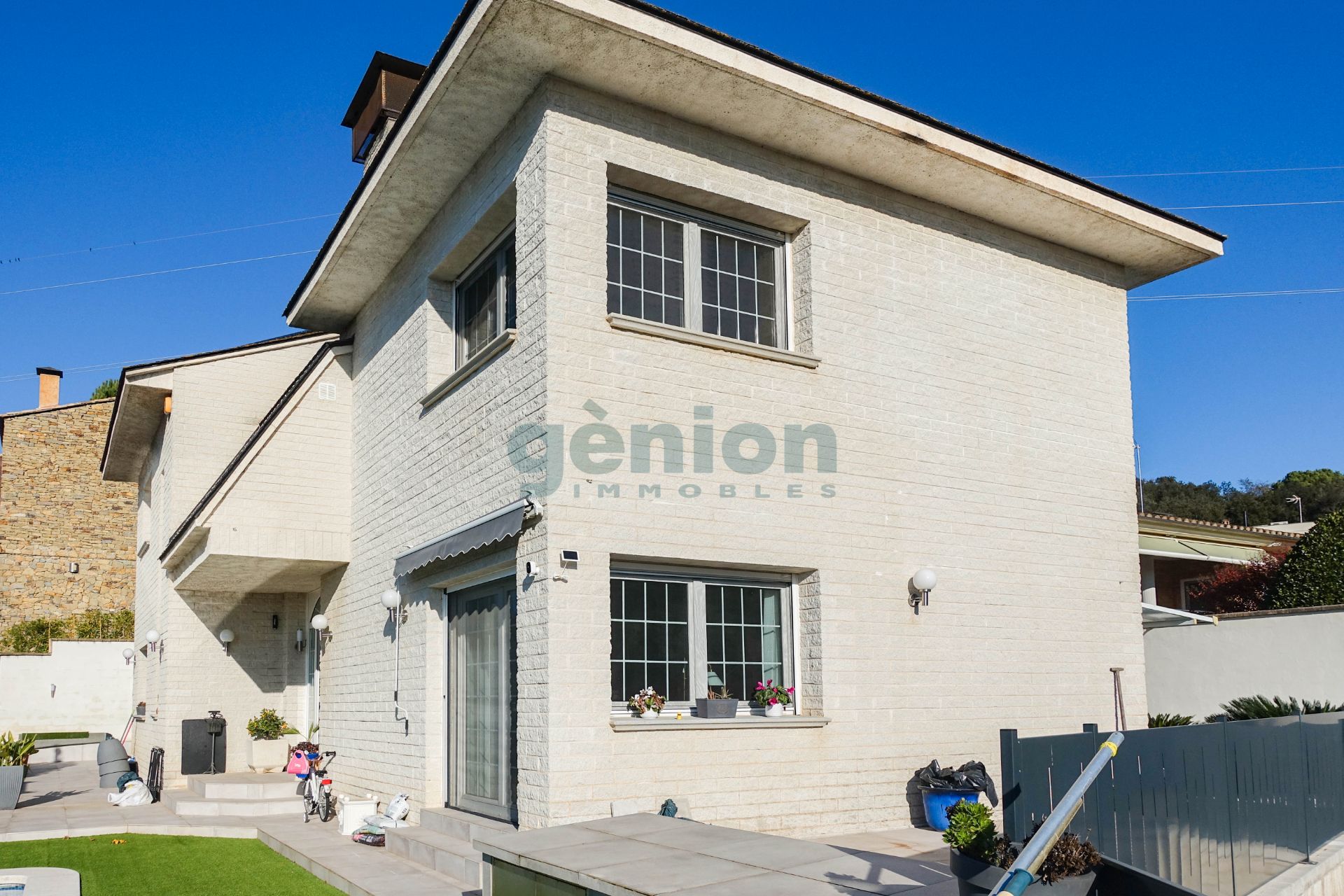 Exterior view of House or chalet for sale in Girona Capital  with Air Conditioner, Heating and Private garden