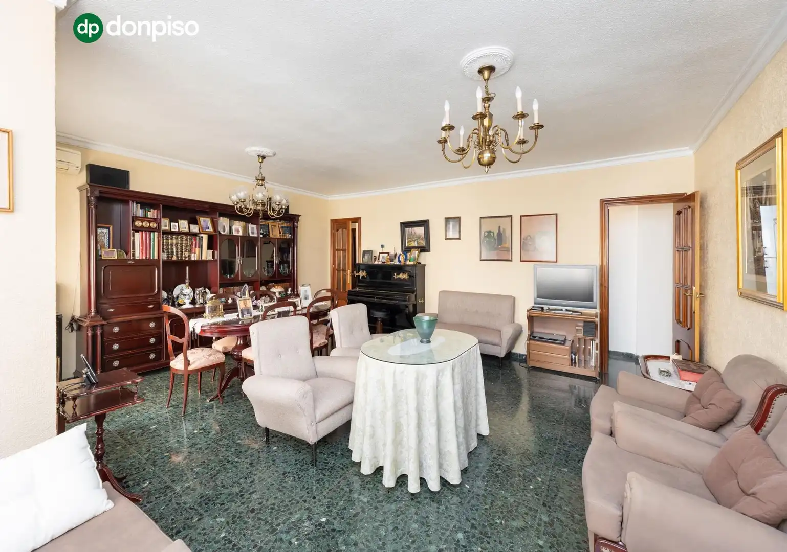 Sala de estar de Piso en venta en Granada con Terraza, Trastero y Balcón