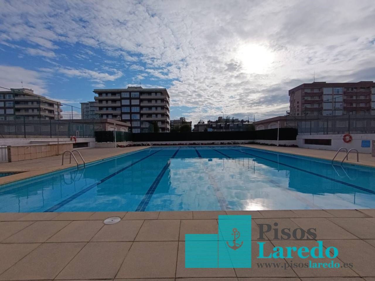Piscina de Pis en venda en Laredo amb Calefacció, Terrassa i Traster