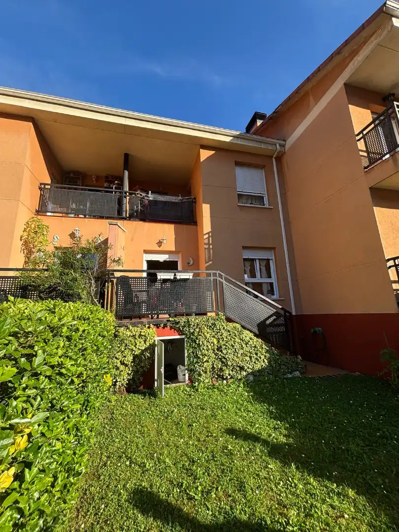 Terrassa de Casa adosada en venda en Morcín amb Calefacció, Jardí privat i Parquet