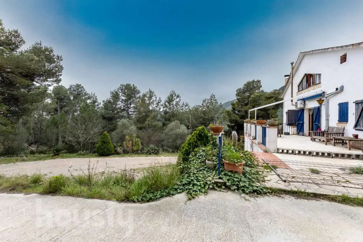 Vista exterior de Casa o xalet en venda en Torrelles de Foix amb Aire condicionat, Calefacció i Jardí privat