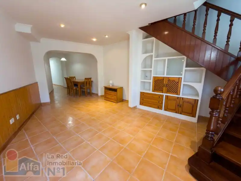 Casa adosada en venta en Vigo  con Calefacción, Jardín privado y Amueblado