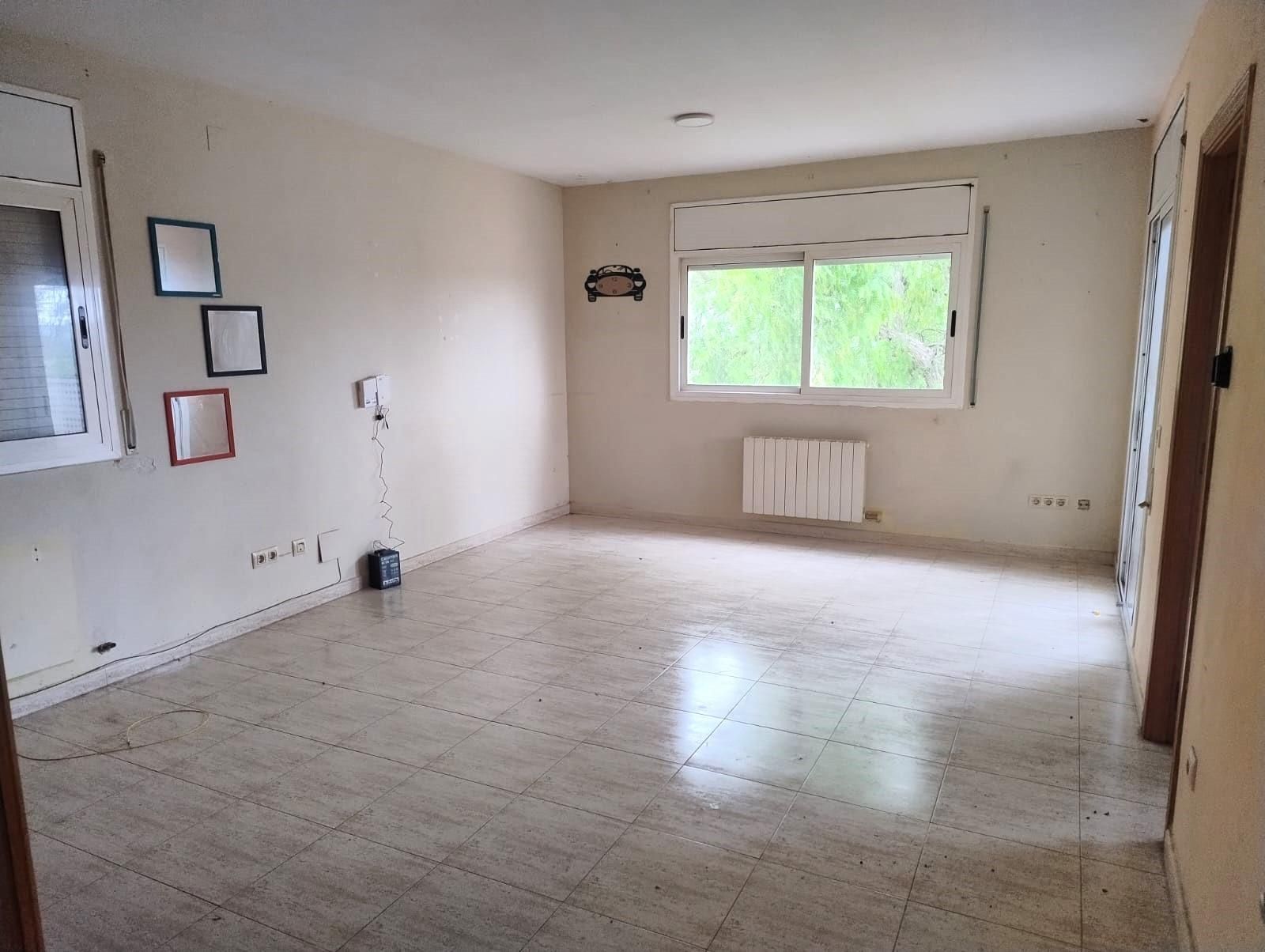 Sala d'estar de Casa o xalet en venda en La Bisbal del Penedès amb Jardí privat, Terrassa i Balcó