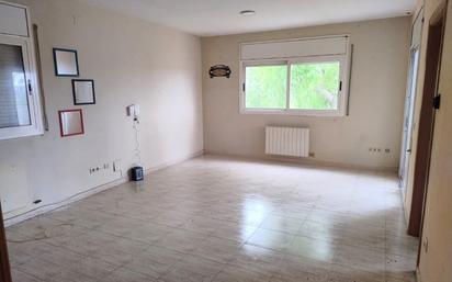 Sala d'estar de Casa o xalet en venda en La Bisbal del Penedès amb Jardí privat, Terrassa i Balcó