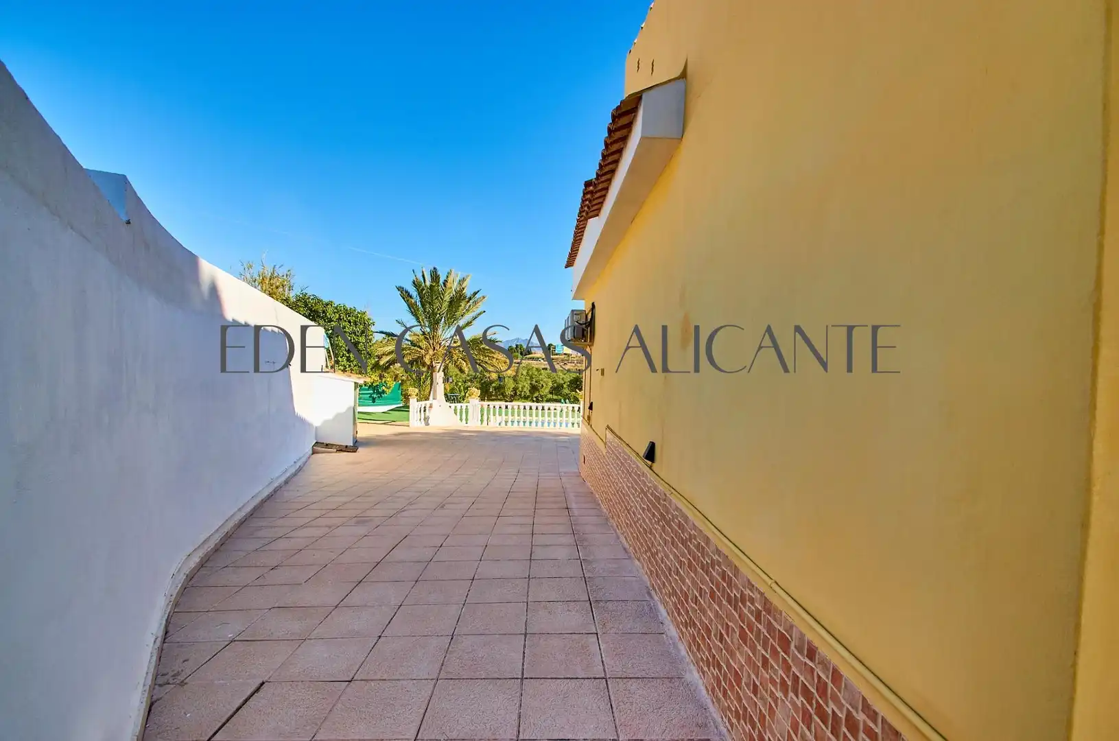 Vista exterior de Casa o xalet en venda en Alicante / Alacant amb Aire condicionat, Jardí privat i Terrassa