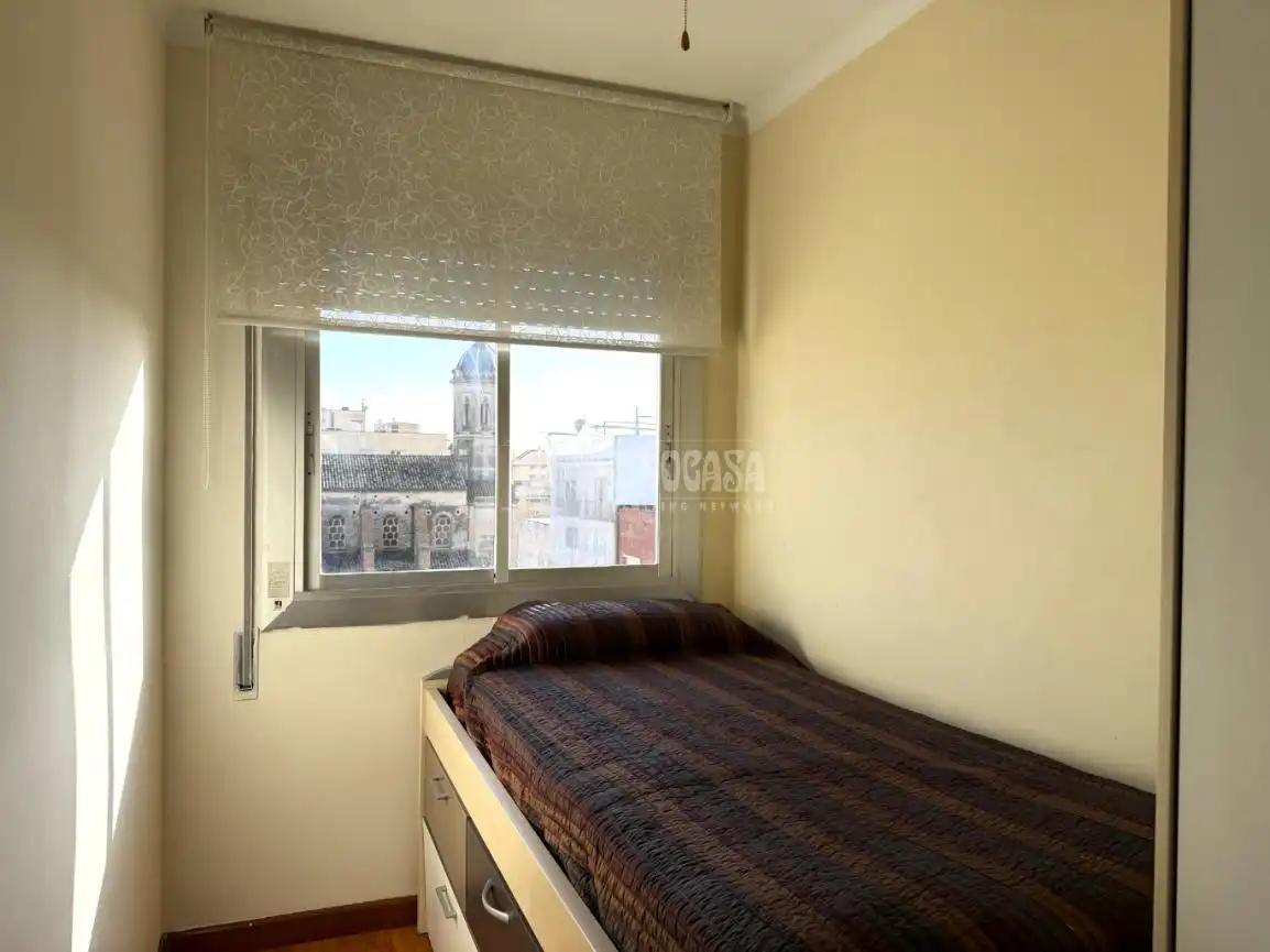 Schlafzimmer von Dachboden zum Verkauf in Vilanova i la Geltrú mit Parkett, Terrasse und Möbliert
