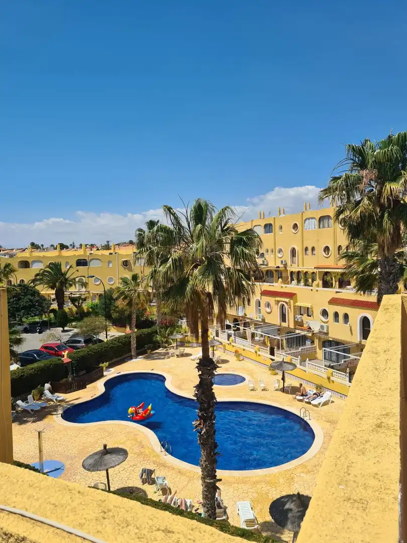 Vista exterior de Casa o xalet de lloguer en El Campello amb Terrassa, Moblat i Piscina comunitària