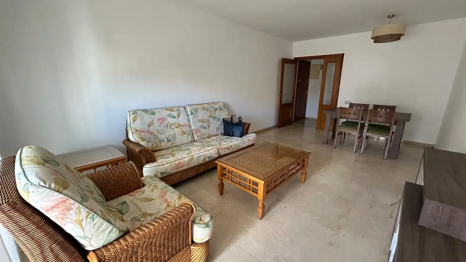 Living room of Flat for rent in Algeciras  with Air Conditioner, Furnished and Pets allowed
