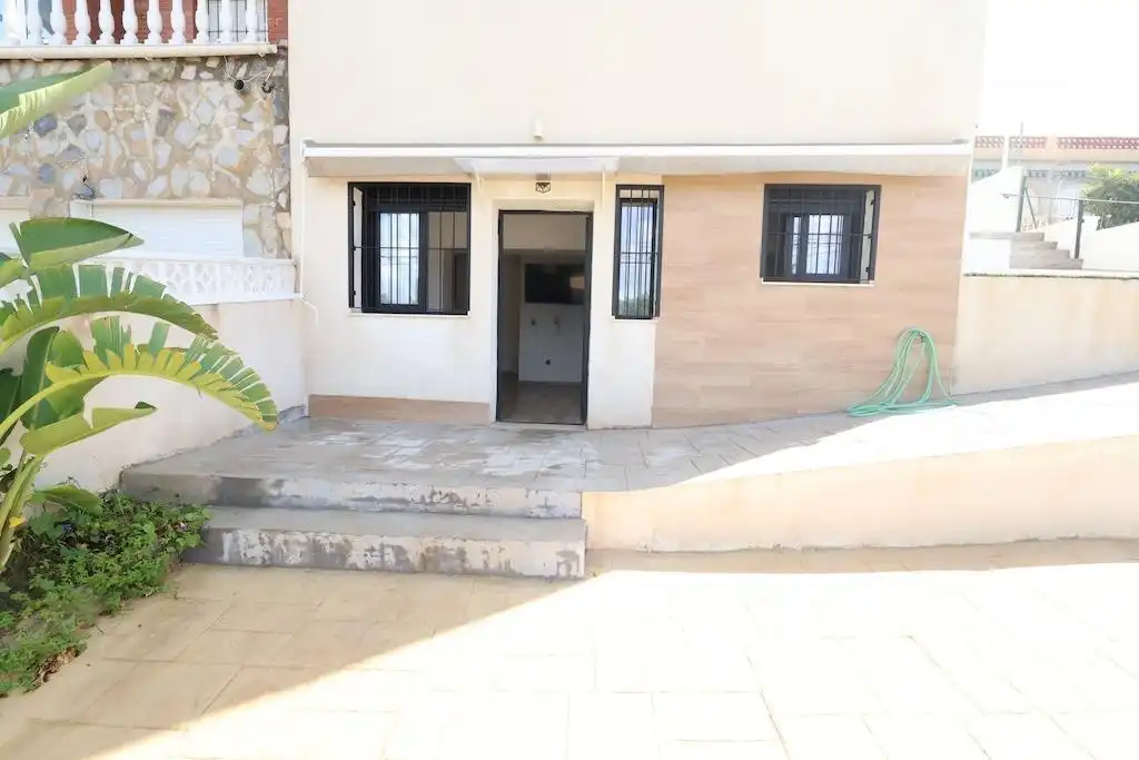 Apartament amb jardí de lloguer a Avenida TORREVIEJA BAL