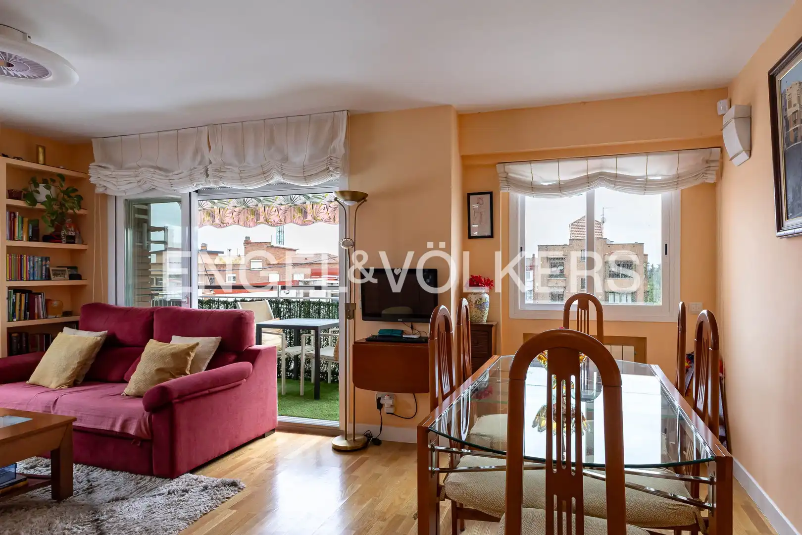 Außenansicht von Wohnung zum Verkauf in Madrid mit Klimaanlage, Heizung und Terrasse