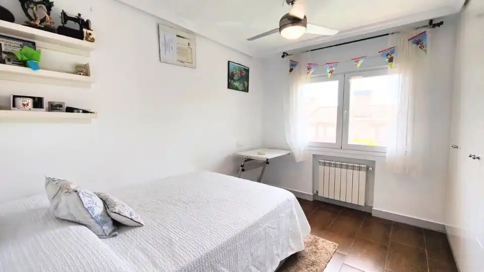 Schlafzimmer von Einfamilien-Reihenhaus zum Verkauf in Las Ventas de Retamosa mit Klimaanlage, Heizung und Privatgarten