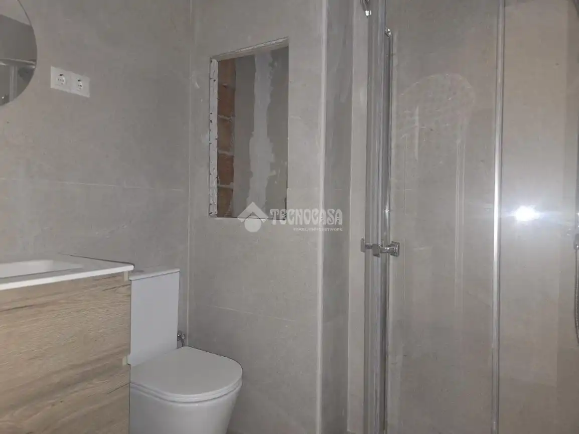 Bathroom of Flat for sale in Barcelona
