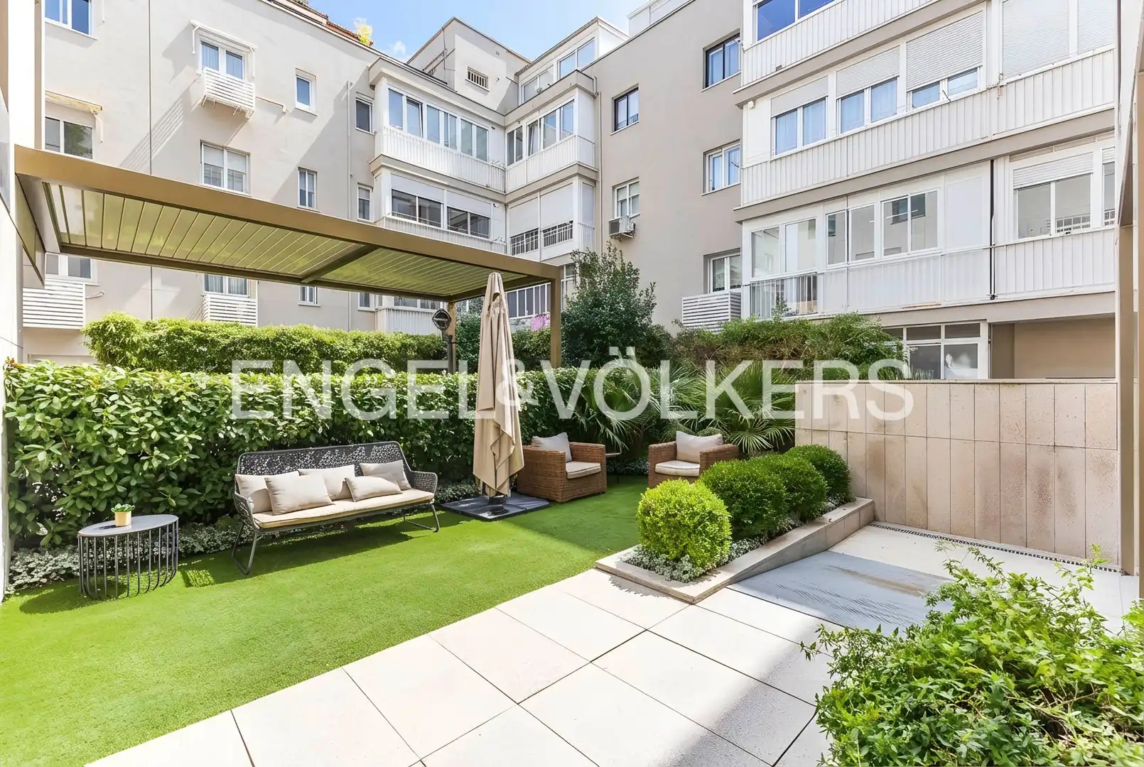 Terrassa de Apartament en venda en Madrid amb Calefacció, Jardí privat i Traster